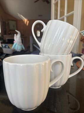 Dash of That  set of 3 White Ceramic Fluted Mugs - Like New